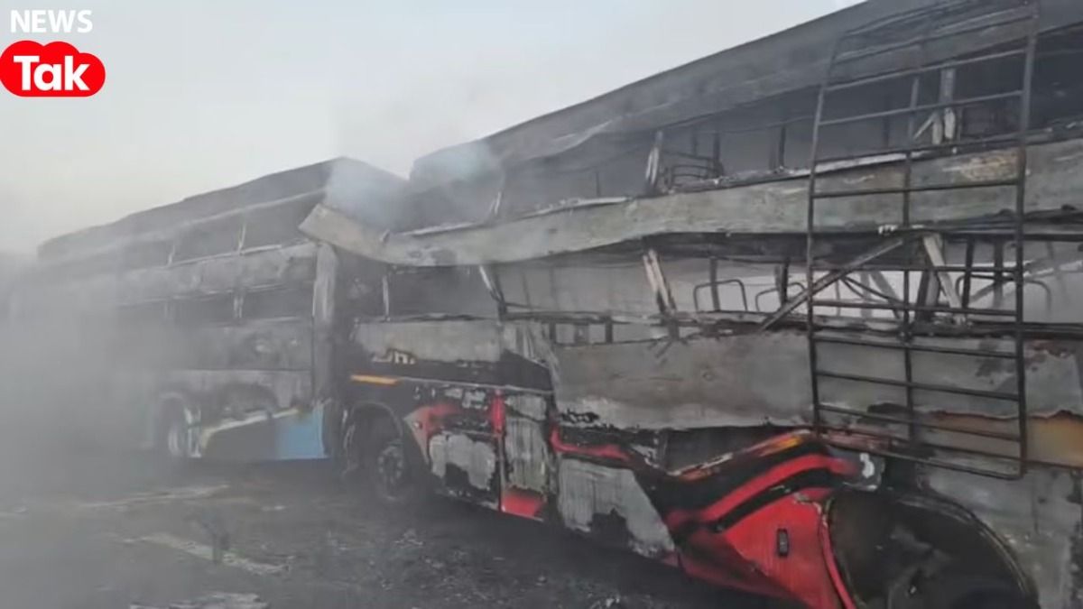 घने कोहरे के कारण मथुरा में यमुना एक्सप्रेसवे पर 8 बसें और 3 कारें आपस में भिड़ीं, 4 की मौत, 25 घायल, देखें Photos भीषण सड़क हादसा