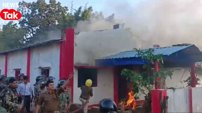 छत्तीसगढ़ में सरपंच पिता की मौत के बाद बेटे ने शव दफनाया तो भड़की हिंसा, अब वजह भी आई सामने छत्तीसगढ़ में हिंसा