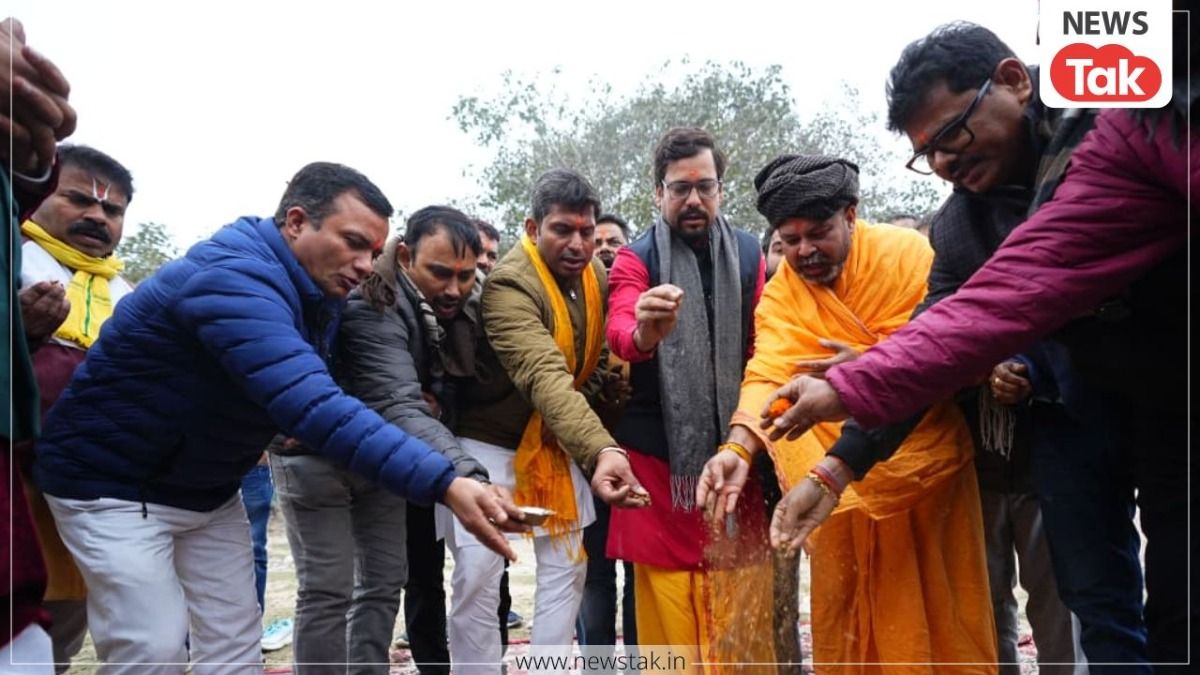 AAP ने भाजपा सरकार के पापों को माफ करने के लिए मां यमुना घाट पर कराया हवन