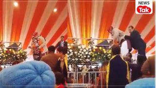 जन्मदिन के मौके पर मंच पर चढ़ते समय गिरे बृजभूषण शरण सिंह, वीडियो हुआ वायरल NewsTak