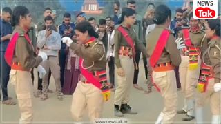'मारी सिक्सर के 6 गोली छाती में रे...', भोजपुरी गाने पर डांस करते हुए महिला होमगार्ड कैडेट्स का वीडियो वायरल NewsTak
