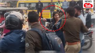 गोरखपुर की अंशिका सिंह का खौफनाक कांड, युवक के हाथ से पिस्तौल छीन 'लेडी डॉन' ने सरेराह चलाई गोली NewsTak