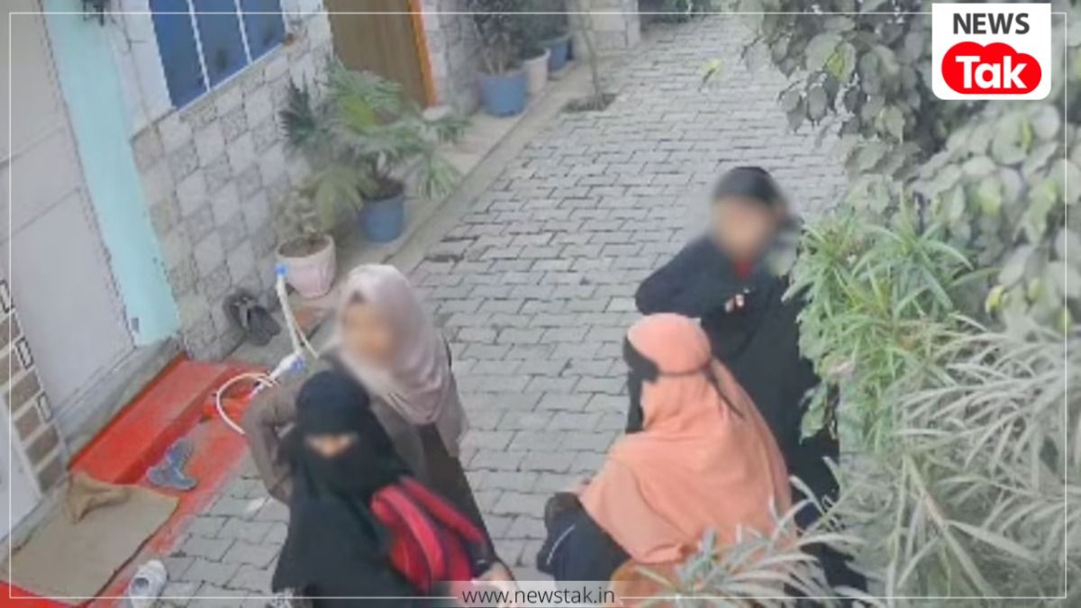 'पहन लो..अच्छी लगोगी', मुरादाबाद में 12वीं की छात्रा को 5 लड़कियों ने जबरन बुर्का पहनाया, CCTV में रिकॉर्ड हुई पूरी बातचीत! moradabad