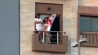 पाकिस्तान में बिकनी पहनकर बालकनी में खड़ी हुई युवती, मार्केट में लग गई भीड़, वीडियो वायरल NewsTak