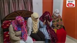 '4 युवतियां..एक पुरुष और कंडोम के पैकेट्स', वाराणसी की पॉश कॉलोनी में पुलिस ने फ्लैट पर मारा छापा तो दिखा ऐसा गंदा नजारा! NewsTak