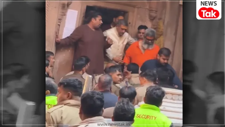 मथुरा: बांके बिहारी मंदिर में पुलिस और गोस्वामियों के बीच तीखी झड़प, गुस्से में सेवायत ने फाड़े अपने कपड़े Banke Bihari Temple Clash