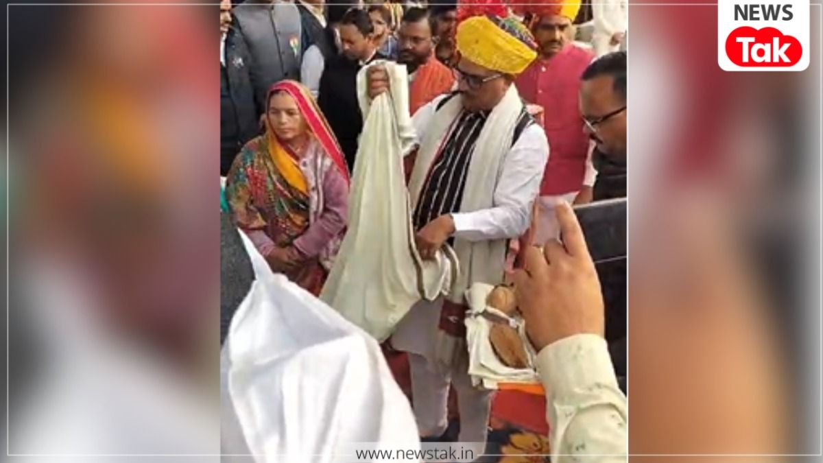 आगर मालवा: गणतंत्र दिवस पर शहीद की पत्नी का सम्मान करना भूले मंत्री जी, लोगों के टोकने पर लौटे वापस, वीडियो वायरल