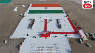 कच्छ के रन में रचा गया इतिहास, 77वें गणतंत्र दिवस पर प्रदर्शित किया गया दुनिया का सबसे विशाल खादी का तिरंगा NewsTak