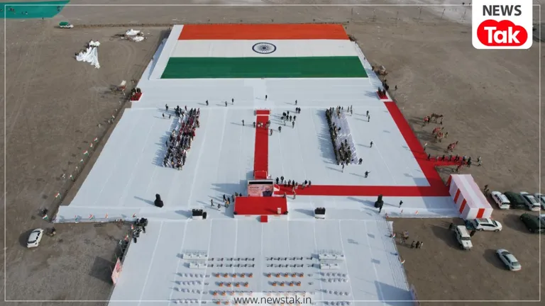 कच्छ के रन में रचा गया इतिहास, 77वें गणतंत्र दिवस पर प्रदर्शित किया गया दुनिया का सबसे विशाल खादी का तिरंगा In the Rann of Kutch, the tricolor flag has become a symbol of inspiration.