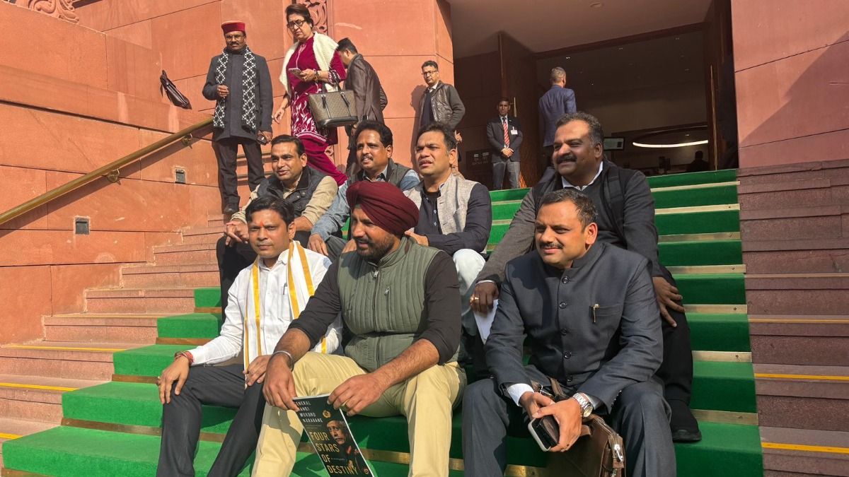 लोकसभा में हंगामे के बीच स्पीकर का बड़ा एक्शन, विपक्ष के 8 सांसद किए गए सस्पेंड, यहां देखें पूरी लिस्ट विपक्ष के कुछ सांसद निलंबित