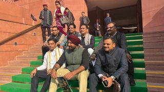 लोकसभा में हंगामे के बीच स्पीकर ओम बिरला का बड़ा एक्शन, विपक्ष के 8 सांसद किए गए सस्पेंड, यहां देखें पूरी लिस्ट NewsTak