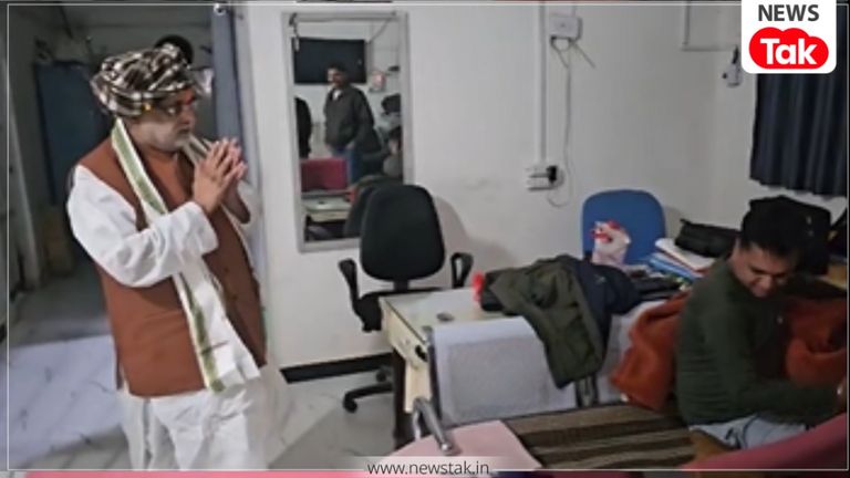 विदिशा में BJP विधायक का स्टिंग ऑपरेशन! रात 3 बजे थाने पहुंचे उमाकांत शर्मा, सोते मिले सिपाही; देखें वायरल वीडियो BJP MLA sting operation