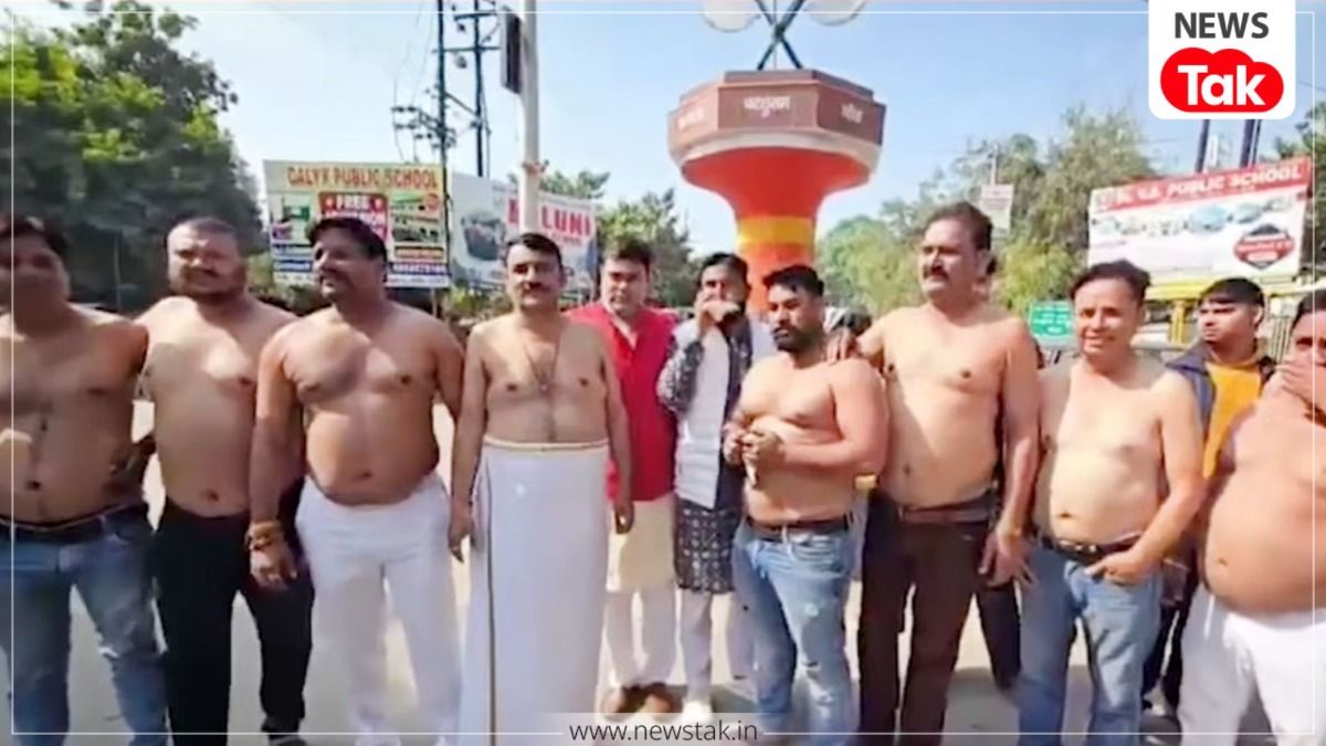 आगरा में आधे नंगे होकर सड़कों पर क्यों उतर आएं ब्राह्मण समाज के लोग? आगरा में सड़क पर उतरें लोग