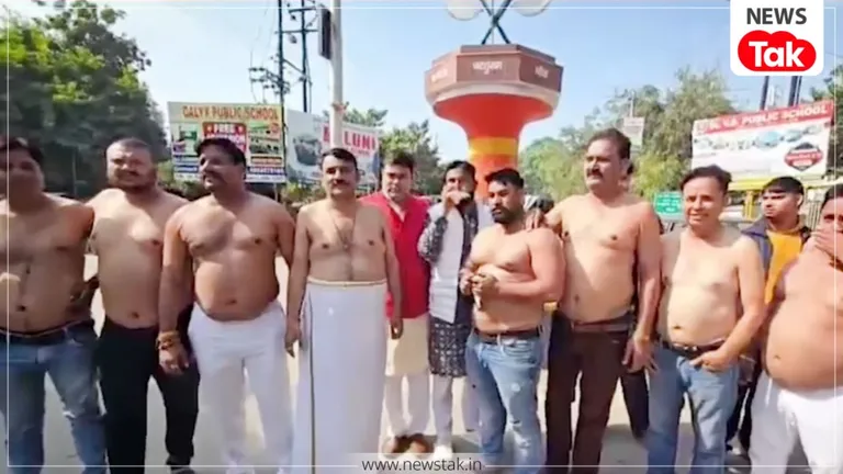 आगरा में आधे नंगे होकर सड़कों पर क्यों उतर आएं ब्राह्मण समाज के लोग? आगरा में सड़क पर उतरें लोग