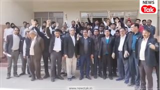 अमरोहा में 'वर्दी बनाम काला कोट': कोर्ट परिसर में दरोगा और वकीलों के बीच भिड़ंत, मारपीट और घसीटने के आरोप NewsTak