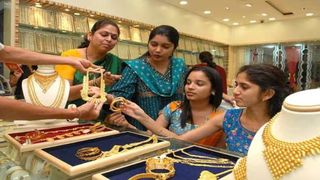 Gold-Silver Crash: सोना ₹37,000 और चांदी ₹1.75 लाख सस्ती, रिकॉर्ड हाई रेट्स से बड़ी गिरावट, चेक करें लेटेस्ट रेट्स NewsTak