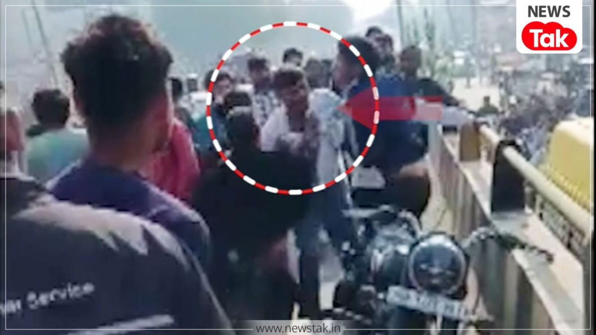 वैलेंटाइन डे पर 'वो' के साथ घूम रही थी पत्नी, पति ने बीच सड़क पर प्रेमी को जमकर कूटा; वीडियो वायरल वैलेंटाइन डे