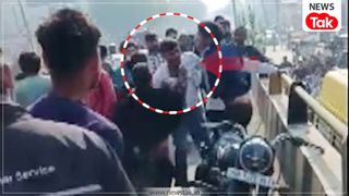 वैलेंटाइन डे पर 'वो' के साथ घूम रही थी पत्नी, पति ने बीच सड़क पर प्रेमी को जमकर कूटा; वीडियो वायरल NewsTak