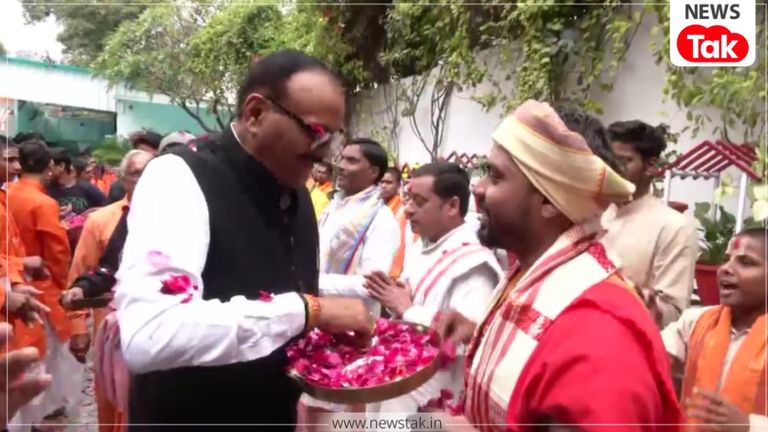 शंकराचार्य मामले में सीएम ने दिखाए तीखे तेवर तो डिप्टी सीएम कर रहे डैमेज कंट्रोल? 101 बटुकों के सम्मान से साध रहे ब्राह्मण वोट बैंक? Shankaracharya controversy update