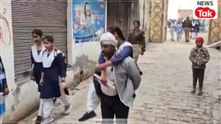 हाथरस के प्यारेलाल ने पेश की मिसाल, दिव्यांग बेटी को पीठ पर लादकर दिला रहे हैं UP Board की परीक्षा, वीडियो आया सामने NewsTak