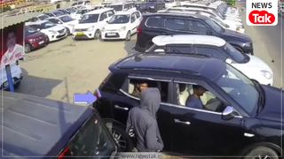 बाराबंकी में टेस्ट ड्राइव के बहाने लूटी गई महिंद्रा XUV-300, कर्मचारी को चलती कार से फेंका, CCTV आया NewsTak