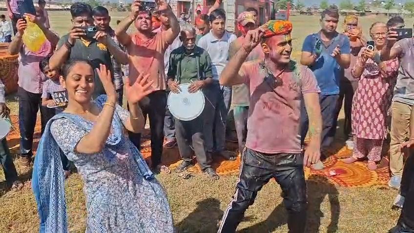 'तेरी चाल बल्ले बल्ले' गाने पर पत्नी संग धौलपुर एसपी विकास सांगवान ने किया जमकर डांस! होली जश्न का वीडियो हो रहा वायरल