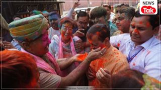 केजरीवाल-सिसोदिया ने "आप" कार्यकर्ताओं के साथ मनाई "कट्टर ईमानदार" होली NewsTak