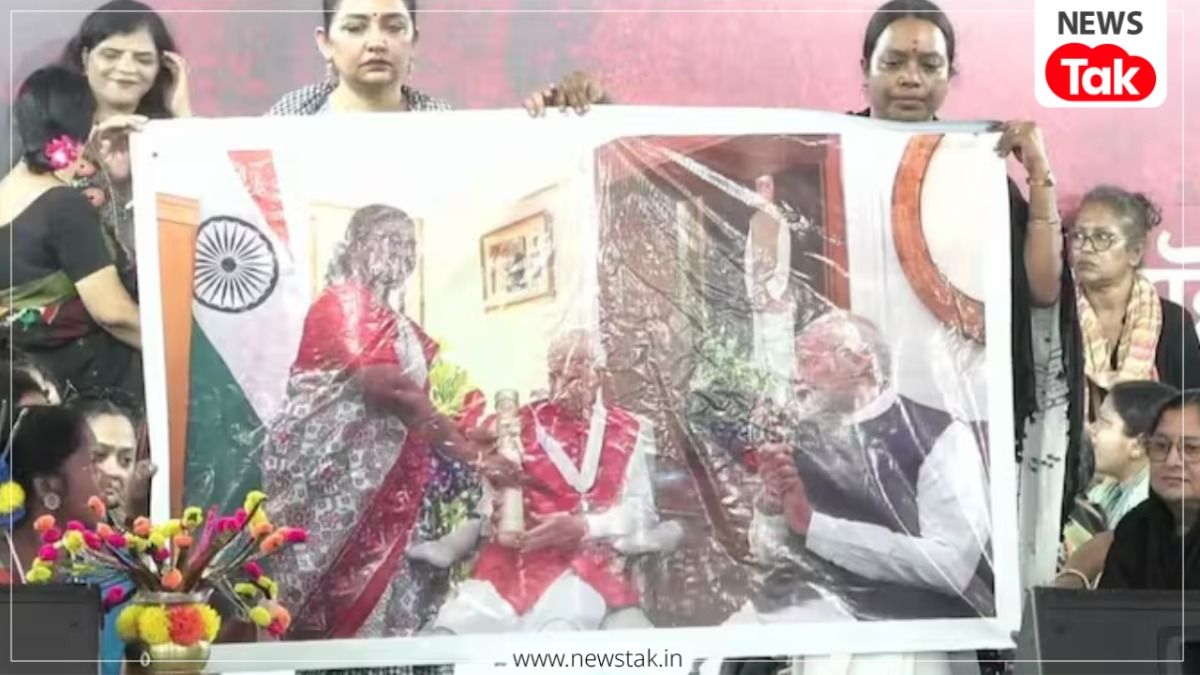 बंगाल में राष्ट्रपति द्रौपदी मुर्मू के कथित अपमान पर सियासी संग्राम, PM मोदी के आरोप पर ममता बनर्जी ने पुरानी फोटो दिखाकर किया पलटवार President Droupadi Murmu West Bengal Visit Controversy