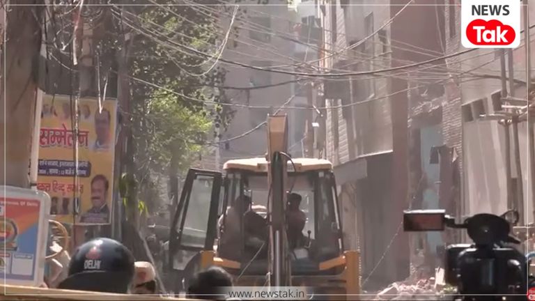 दिल्ली के उत्तम नगर में तरुण हत्याकांड के बाद MCD का एक्शन, आरोपियों के घरों पर चलाया बुलडोजर Tarun Butolia Murder