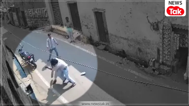 मुजफ्फरनगर में नमाज पढ़कर लौट रहे युवक पर बीच सड़क जानलेवा हमला, सीसीटीवी में कैद हुआ पूरा मंजर...देखें वीडियो CCTV viral attack video
