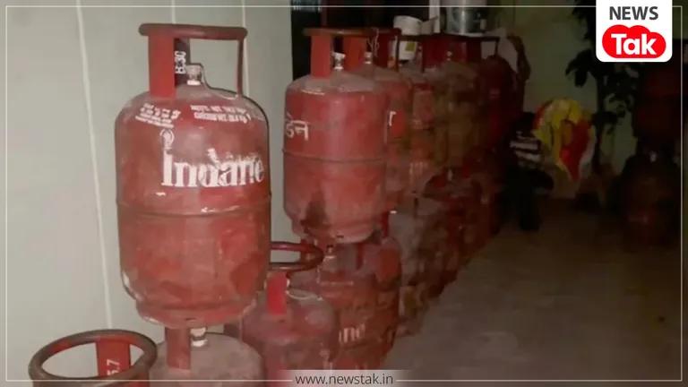 LPG किल्लत के बीच MP में जमाखोर मास्टर जी का खेल खत्म, रात में प्रशासन ने घर को घेरा...मिला सिलेंडरों का बड़ा जखीरा! chhatarpur
