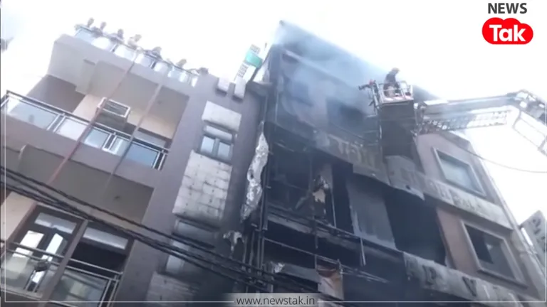 दिल्ली: पालम में चार मंजिला मकान में भीषण आग, 3 बच्चों समेत 7 की मौत; रेस्क्यू के लिए पुलिस ने तोड़ी दीवार Delhi Fire Incident