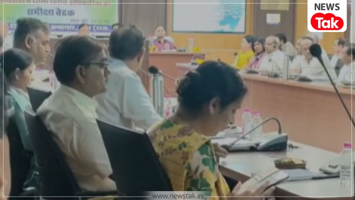 Rajasthan: मंत्री जी ले रहे थे समीक्षा बैठक..मैडम देख रही थीं रील्स, हुआ एक्शन, टोंक की मीटिंग का वीडियो वायरल tonk