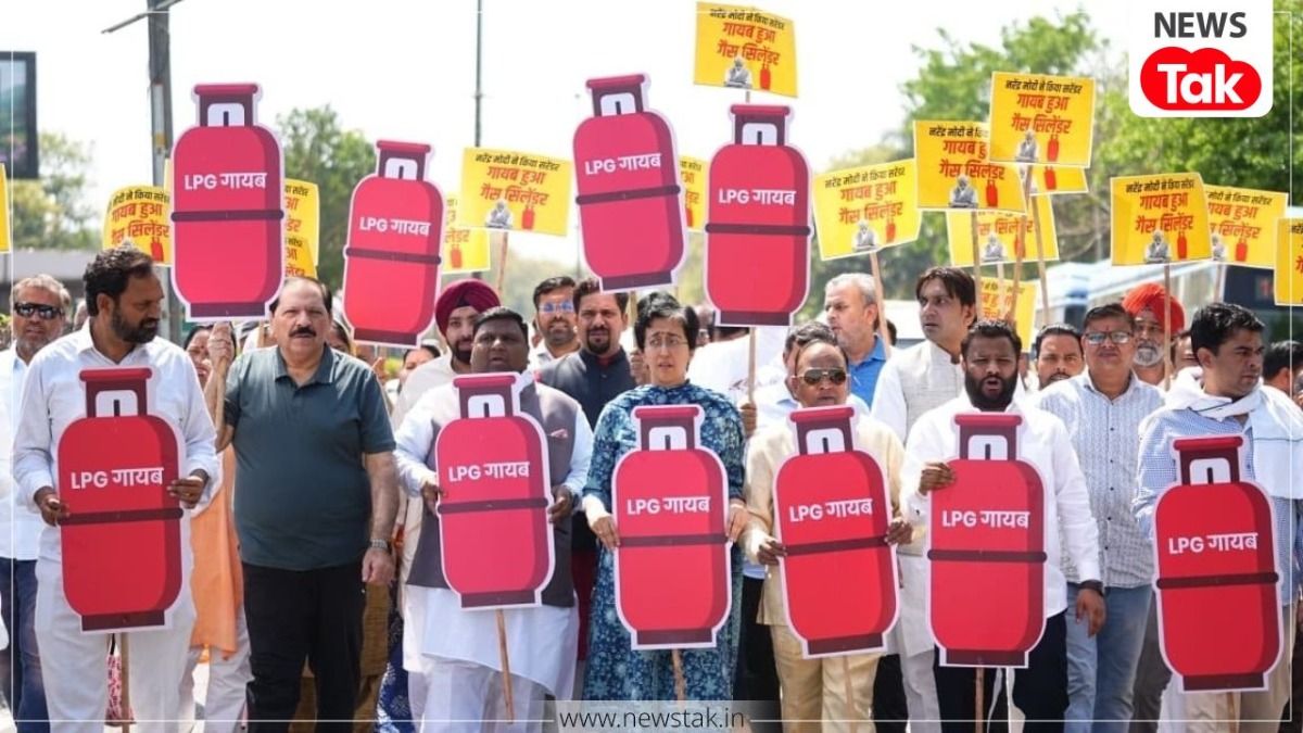 आप विधायकों ने गैस किल्लत को लेकर विधानसभा के बाहर प्रदर्शन कर भाजपा सरकार को घेरा NewsTak