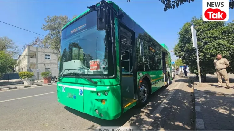 DTC New Buses: दिल्ली वालों के लिए खुशखबरी! सड़कों पर उतरेंगी 2,800 नई इलेक्ट्रिक बसें, अब बस स्टैंड पर नहीं करना होगा लंबा इंतजार दिल्ली DTC बसें