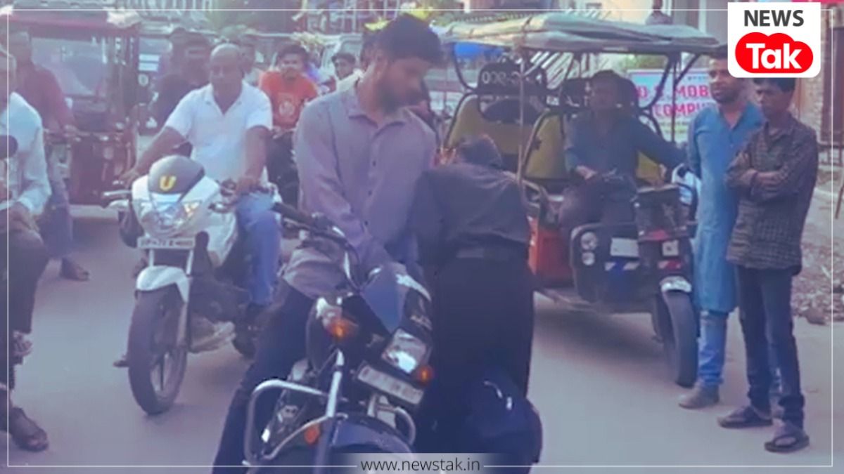 बीच सड़क पर युवती के साथ जबरदस्ती करता रहा युवक