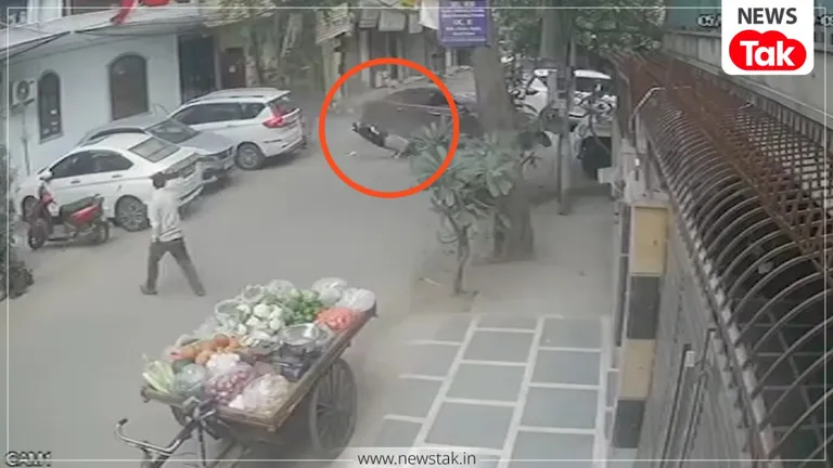 रोंगटे खड़े करने वाला हादसा! दिल्ली में सड़क किनारे खड़े पिता-बेटी पर चढ़ी तेज रफ्तार कार, CCTV में कैद हुई खौफनाक टक्कर delhi