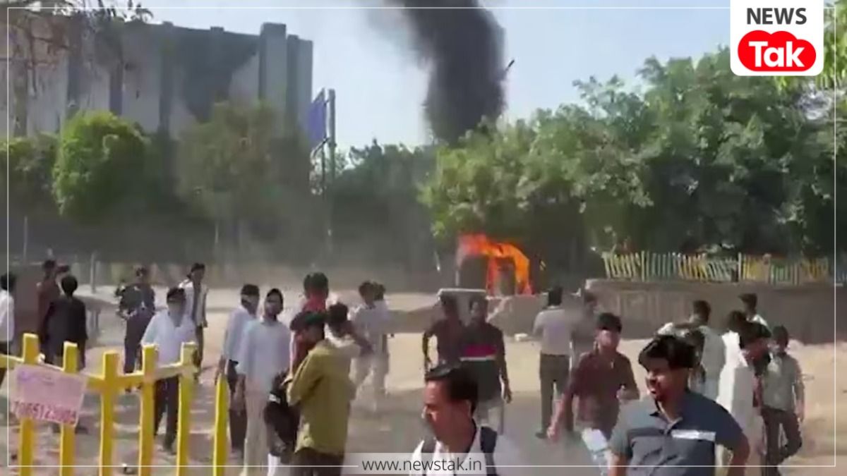 नोएडा में फूटा श्रमिकों का गुस्सा…सैलरी बढ़ाने की मांग को लेकर उग्र हुआ प्रदर्शन, तोड़फोड़-आगजनी के साथ 2 गाड़ियों फूंकी, पुलिस को करना पड़ा लाठीचार्ज नोएडा में सैलरी को लेकर भड़के श्रमिक