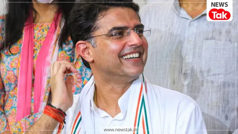 सचिन पायलट का देसी अंदाज: समर्थक ने हुक्का पीने की कर दी जिद, पायलट ने हाथ जोड़कर दिया ऐसा जवाब कि वायरल हो गया वीडियो सचिन पायलेट