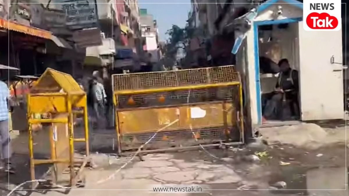 नोएडा में मजदूरों के उग्र प्रदर्शन के बाद सुबह ये माहौल, भारी पुलिस फोर्स के बीच.. नोएडा में प्रदर्शन