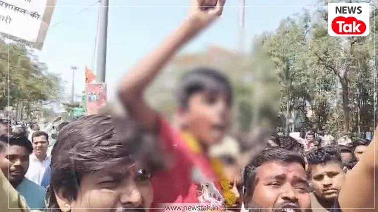 "पापा को मत मारो..." मासूम की चीखों से दहला इंदौर, पिता के हत्यारों को फांसी दिलाने सड़क पर उतरा 8 साल का बेटा! मध्य प्रदेश