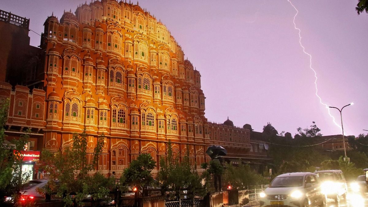 Rajasthan Weather Update: लू के थपेड़ों के बीच अच्छी खबर, राजस्थान के 10 से ज्यादा जिलों में बारिश के आसार, जानें अपने इलाके का हाल NewsTak