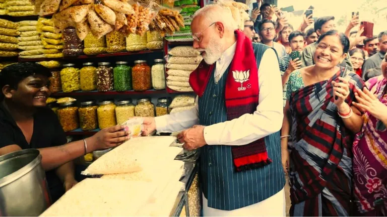 Opinion: PM मोदी का पश्चिम बंगाल में झालमुड़ी खाना एक ऐसा दृश्य बना जो भौगोलिक-सांस्कृतिक चर्चा से आगे राजनैतिक संकेत बन गया NewsTak