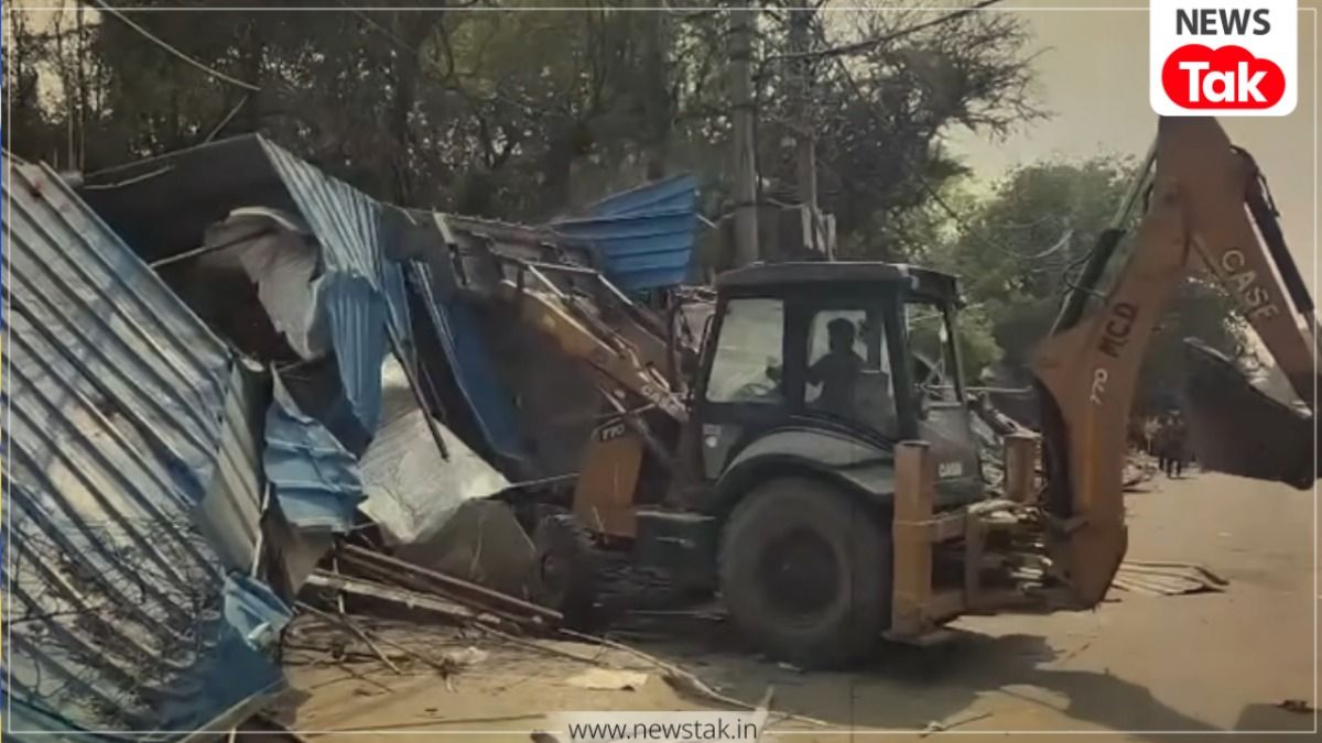 दिल्ली की कतरन मार्केट में चला MCD का बुलडोजर...व्यापारियों का भारी हंगामा, पुलिस के साथ हुई तीखी नोकझोंक MCD Bulldozer Action