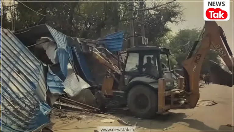 दिल्ली की कतरन मार्केट में चला MCD का बुलडोजर...व्यापारियों का भारी हंगामा, पुलिस के साथ हुई तीखी नोकझोंक MCD Bulldozer Action