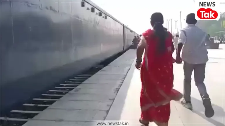 Samastipur Train Video: हाजीपुर की ट्रेन पकड़ने की थी जल्दी, रेलवे ट्रैक पार करते ही आ गई मालगाड़ी, फिर जो हुआ... Samastipur