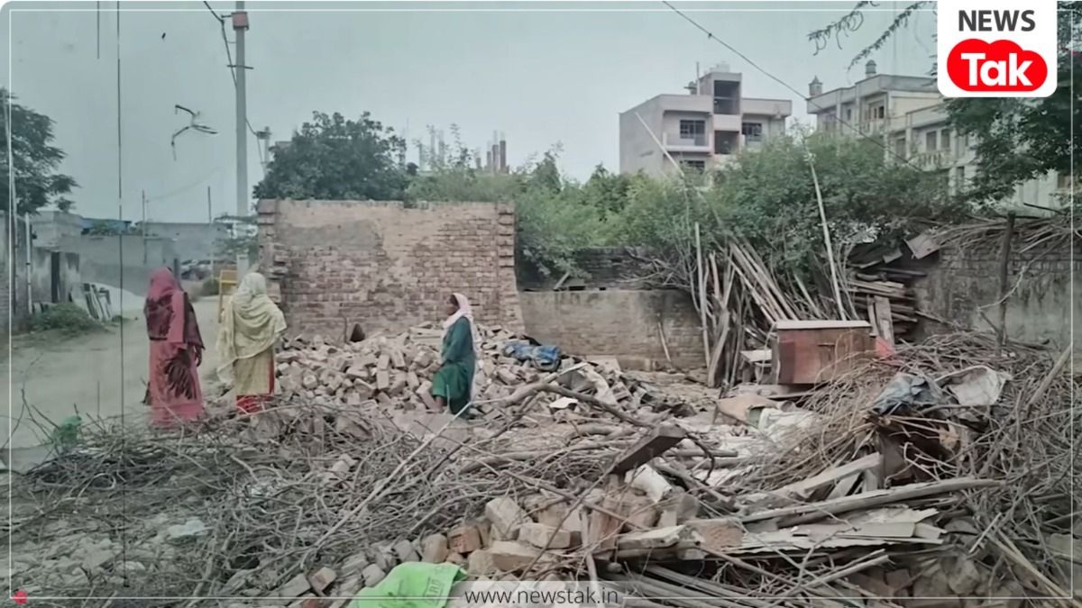 दिल्ली में गरजा बुलडोजर