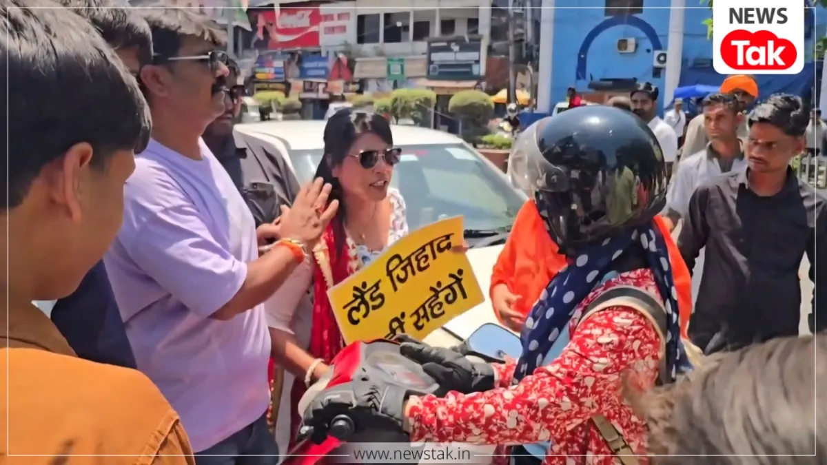 देहरादून में प्रदर्शन के दौरान स्कूटी सवार महिला से बदसलूकी