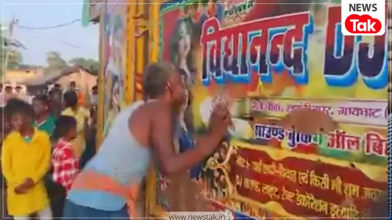 डांसर की खूबसूरत तस्वीर देख टूट पड़ा बुजुर्ग, खुद को नहीं रोक पाया...किया कुछ ऐसा की अब वीडियो हो रहा वायरल Muzaffarpur Viral Video