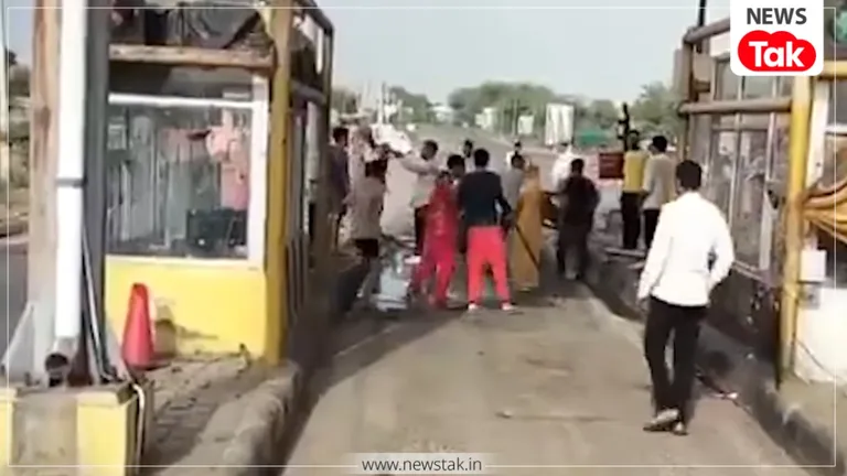 सड़क पर अर्धनग्न कर पीटा, चले खूब लात-घूंसे... सीकर-जयपुर हाईवे टोल प्लाजा पर ये क्या हुआ? देखें वायरल वीडियो Sikar Toll Plaza Vivad Viral Video